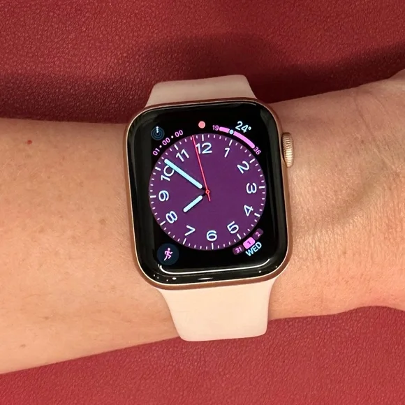 Series 5 Apple Watch - Rose Gold + 3 bands - Picture 2 of 13